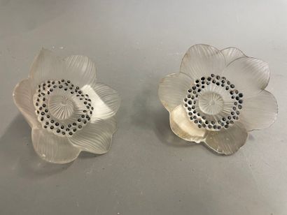 René LALIQUE
Deux fleurs en verre moulé et...