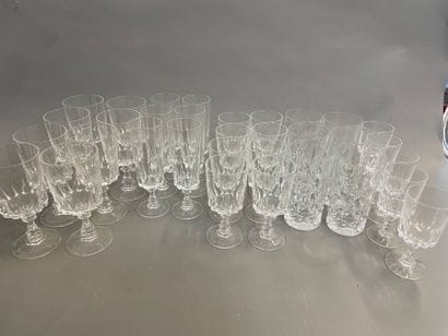 Partie de service de verres en verre taillé...