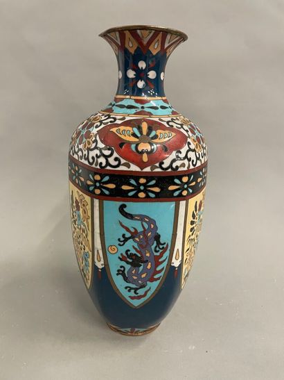 Un vase en bronze cloisonné à pans coupés...