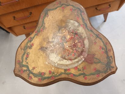 Petite table tripode en bois et papier mâché
H...