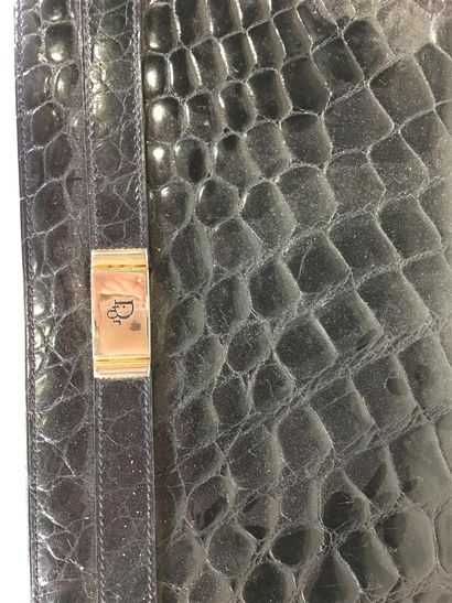 Christian DIOR. Sac à main en croco noir.
26...