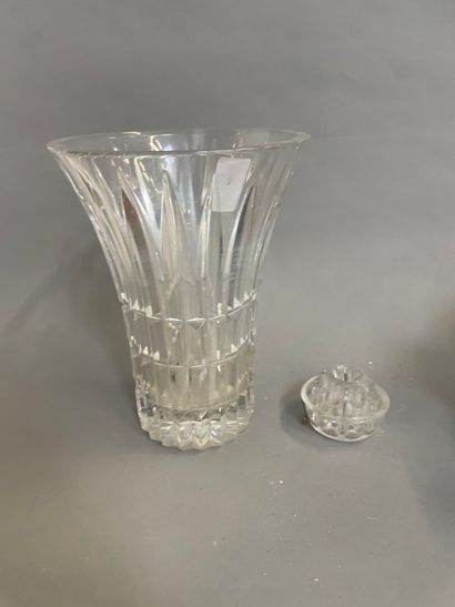 Vase en cristal taillé 
H : 25 cm
Joint un...