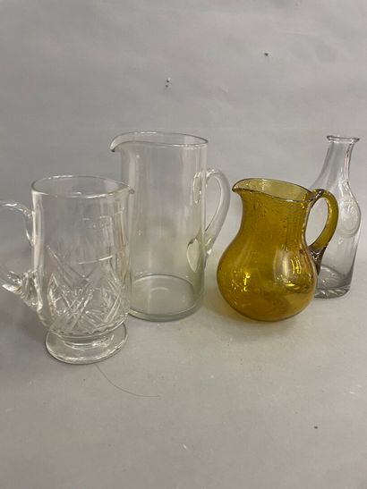 Lot de carafes dont une en cristal et une...