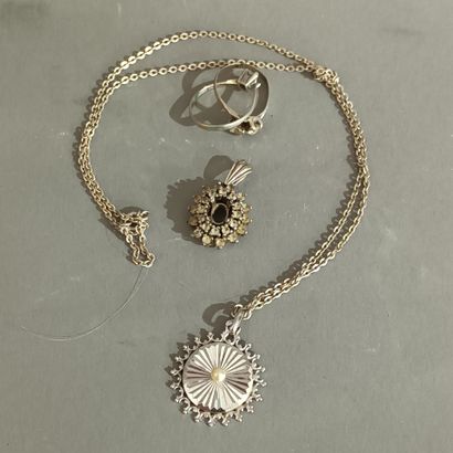 Bijoux en argent,

Pds brut : 15, 9 g