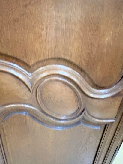 Armoire en chêne sculpté à décor de colombes...