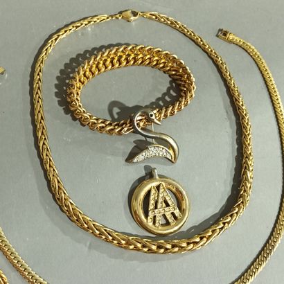 Un lot de bijoux fantaisie en métal doré,...