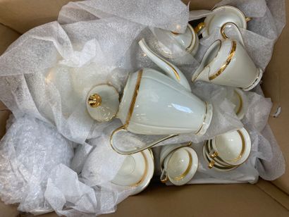 LIMOGES Partie de service en porcelaine blanche...