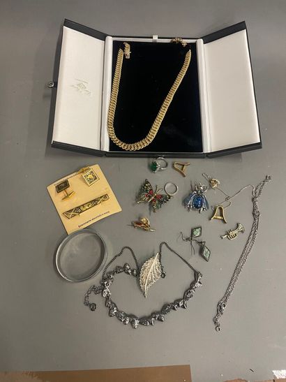 Un lot de bijoux fantaisie en métal argenté,...