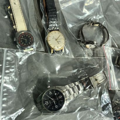 Lot de montres bracelets, dont : 
- CASIO...