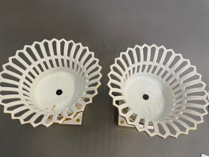 PARIS, XIXe. 
Paire de coupes en porcelaine...