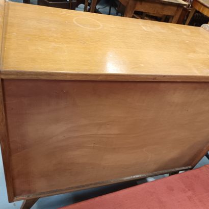 TRAVAIL DES ANNEES 1950,
Commode en bois...