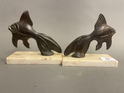Paire de serre livres à décor de poissons...