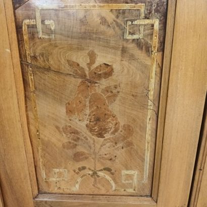 Petite armoire en bois clair à décor peint...