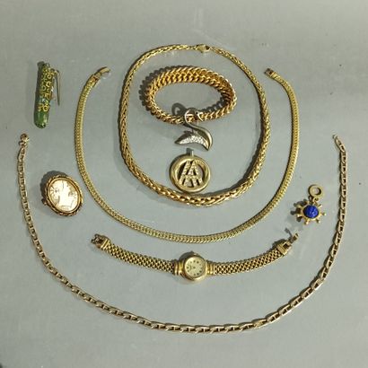 Un lot de bijoux fantaisie en métal doré,...