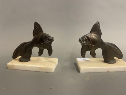 Paire de serre livres à décor de poissons...