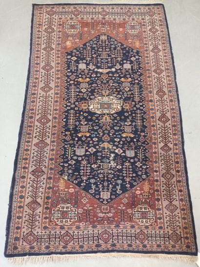 IRAN, tapis à fond bleu à décor géométrique...
