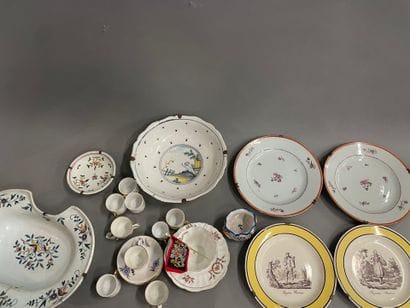Lot d'assiettes en porcelaine et faience...