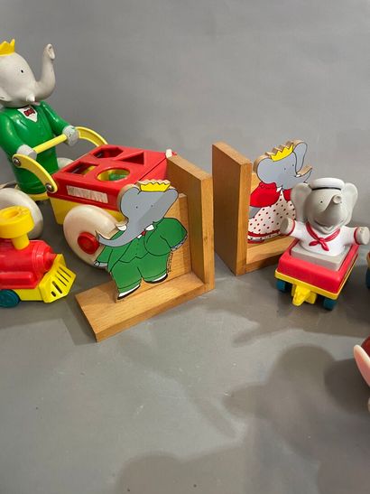 Lot de jouets et figurine à l'effigie de...