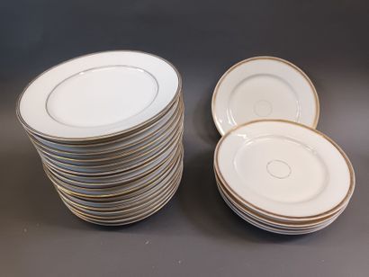 Un lot de vaisselle blanche et dorée, dont...