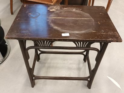 Petite table en bambou laqué noir 
60 x 58...