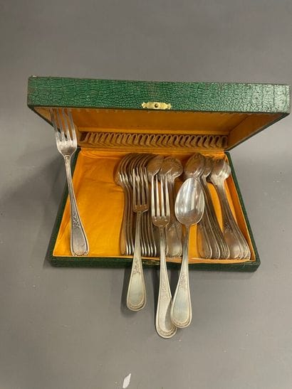 Ménagère en métal argenté comprenant 12 couverts...