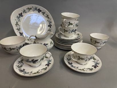 ROYAL DOULTON Burgundy, 
Six tasses et sous...