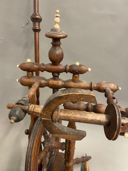 [Art Popilaire]
Rouet en bois