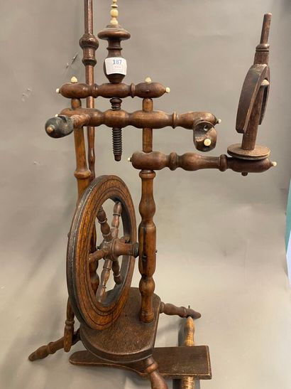 [Art Popilaire]
Rouet en bois