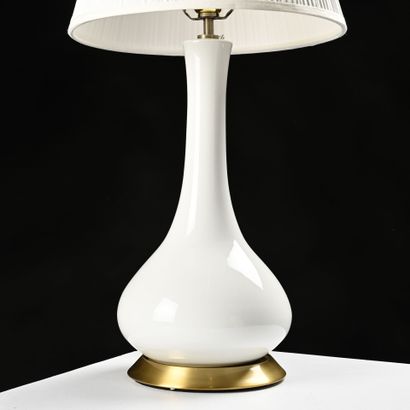 paire de lampes de forme pansue en porcealine...
