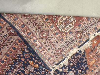 IRAN, tapis à fond bleu à décor géométrique...