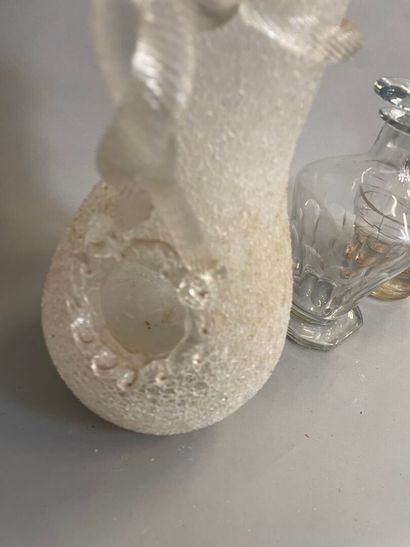 Deux carafes en cristal
Joint une carafe...