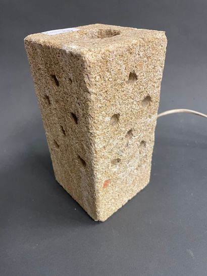 Lampe en pierre de forme quadrangulaire 
H...