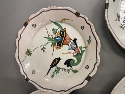 Lot d'assiettes en faience à bord chanto...