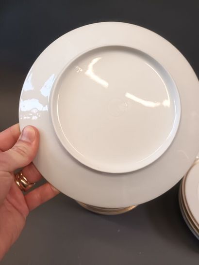 Un lot de vaisselle blanche et dorée, dont...