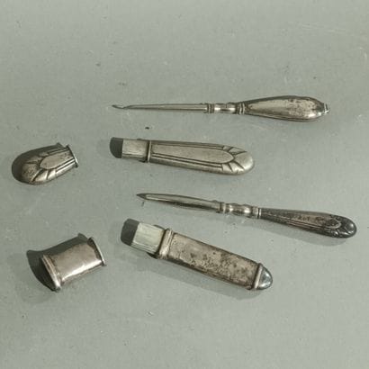 Un porte aiguilles en argent (Sanglier),...