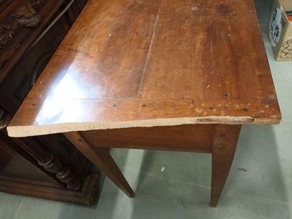 Table bureau ouvrant par deux tiroirs juxtaposés...