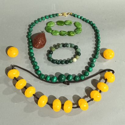 Lot de colliers et bracelets en perles de...