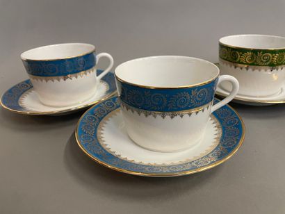 Dejeuner en porcelaine de Limoges comprenant...