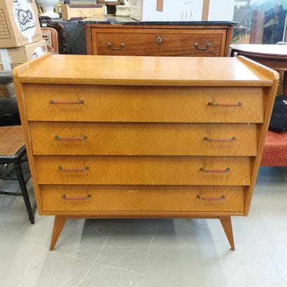 TRAVAIL DES ANNEES 1950,
Commode en bois...
