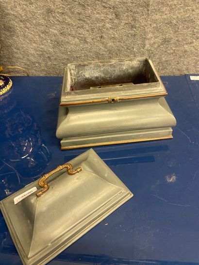 Coffret en étain à doucine
Charnières à refixer
H...