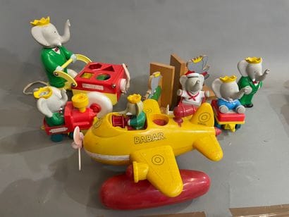 Lot de jouets et figurine à l'effigie de...