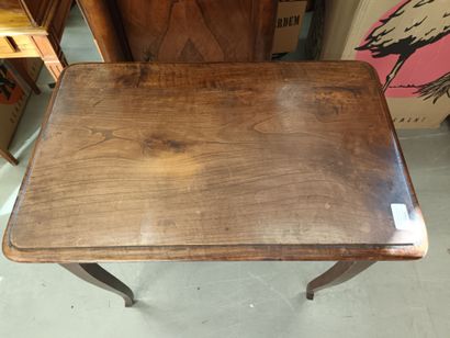 Petite table de style Louis XV en bois naturel...