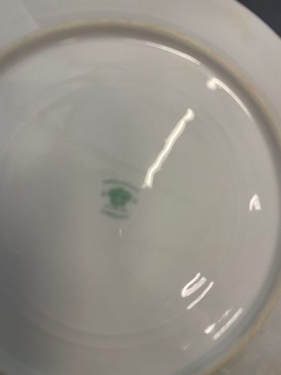 LIMOGES Partie de service en porcelaine blanche...