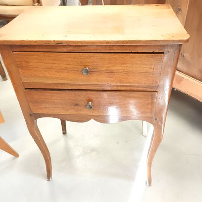 Petit chevet en bois naturel 
Ouvrant par...