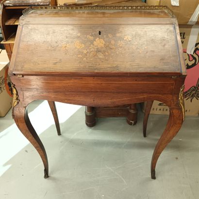 Petit bureau de pente en bois de plaquage...