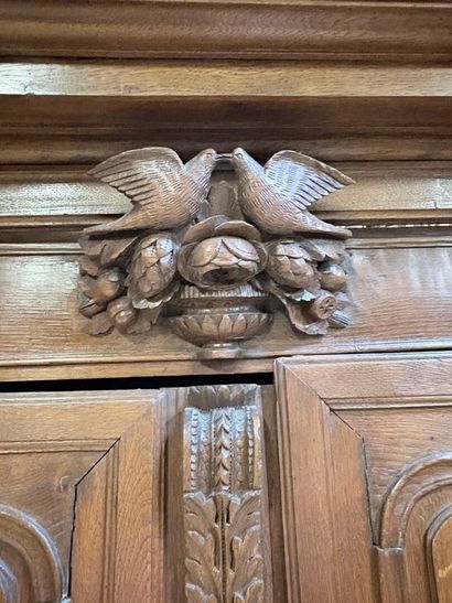 Armoire en chêne sculpté à décor de colombes...