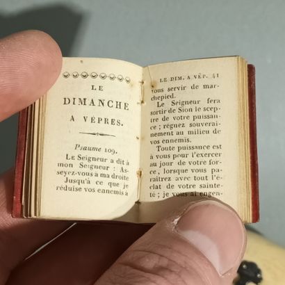 Petit paroissien miniature imprimé en minuscules

H...