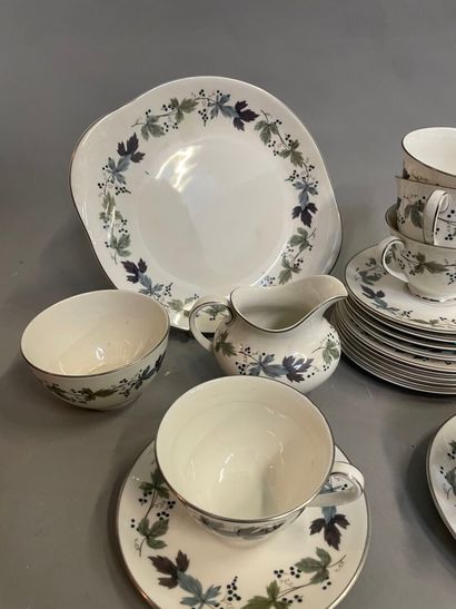 ROYAL DOULTON Burgundy, 
Six tasses et sous...