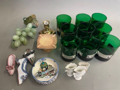 Lot de bibelots divers ocmprenant verre coloré...