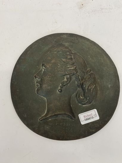 Médaillon en bronze
Profil de femme
Signé...